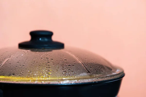 スチュパンの蓋は蒸気と水滴で覆われ — ストック写真