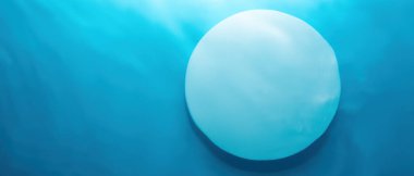 Mavi su desenli boş beyaz daire podyumu ve güneş ışığı dalgaları. Düzen, kopyalanmış