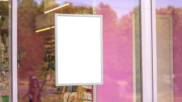 ショップウィンドウ内の広告ポスター ピンクの壁を背景に — ストック写真