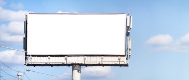 Reklam panosunda bir maket. Mavi gökyüzü arkaplanındaki reklam alanı