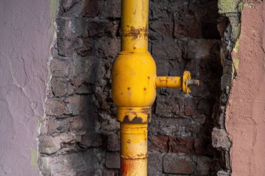 Boru duvarın içinde..