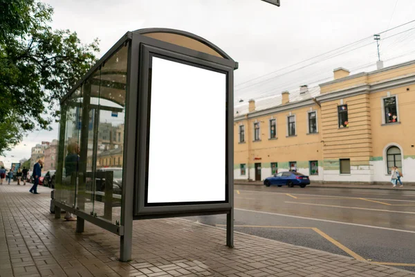 市内の公共交通機関の停留所に立つポスターの縦型看板です — ストック写真