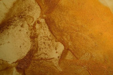 Parlak boya lekelerinin altın grunge arka planı.