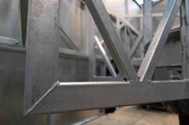 Metal çerçeve. Metal borular iskelet yapısı.