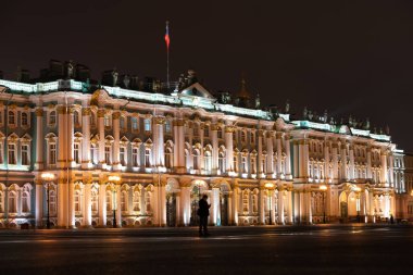 Geceleri Kış Sarayı 'nın manzarası. St. Petersburg 'da