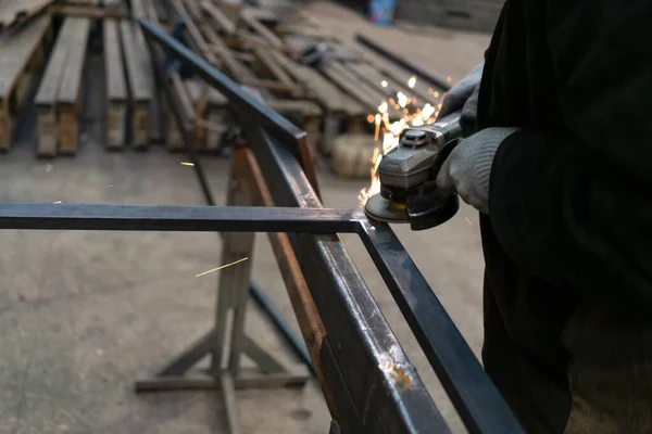 Work Circular Saw Metal Sparks Stripping Metal Seams — Stock Photo, Image