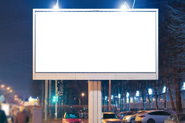 Большой Рекламный Щит Стоит Городе Ночью Освещённые Лучами — стоковое фото