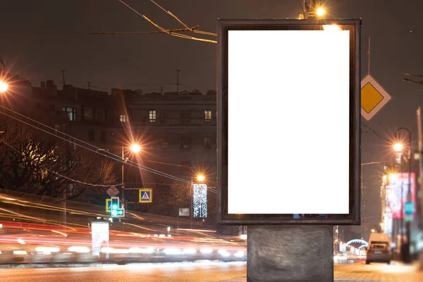 垂直广告牌城市 城市格式在夜间城市 灯火通明的广告栏在附近驾驶模糊的汽车 — 图库照片