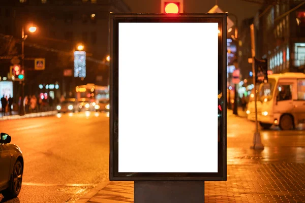 縦型広告看板都市 夜の街のフォーマット 発光広告分野 Mockup — ストック写真