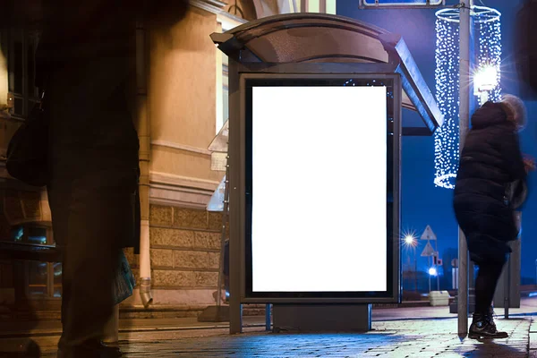Reklam Panosu Durakta Beyaz Alan Şehirde Geceleri Parlayan Reklamlar Için — Stok fotoğraf