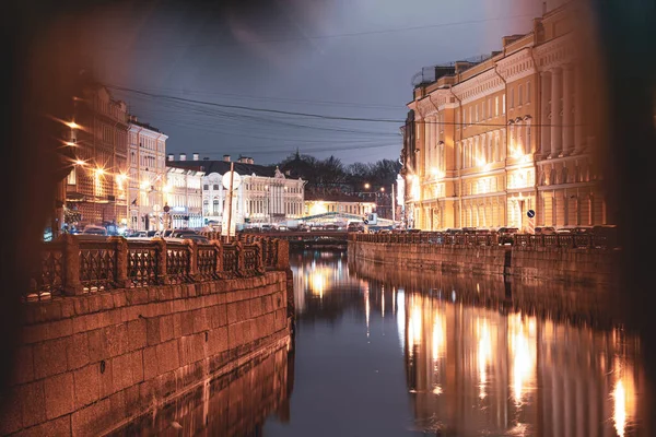 Ποτάμι Που Ρέει Μέσα Από Την Πόλη Νύχτα — Φωτογραφία Αρχείου