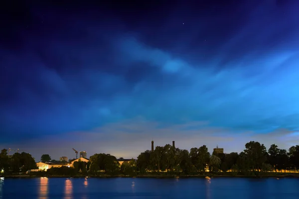 Starry Sky Floating Clouds City Park Trees — Stock Photo, Image