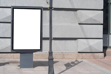 Reklam posterleri için dikey reklam panosu modeli.