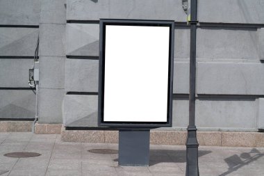 Reklam posterleri için dikey reklam panosu modeli.