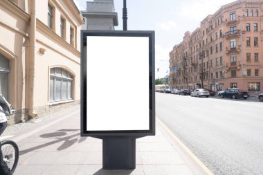 Reklam posterleri için dikey reklam panosu modeli.