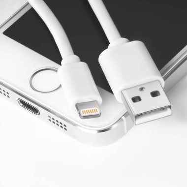 Beyaz akıllı telefondaki usb kabloları