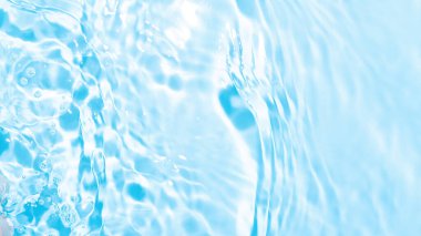 Yakıcı ışık dalgalarıyla soyut arkaplan şeffaf su.
