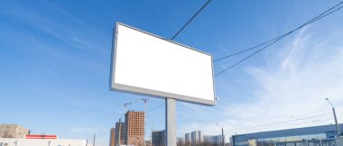 Gökyüzünün arka planında reklam panosu ekranı. Reklam için model