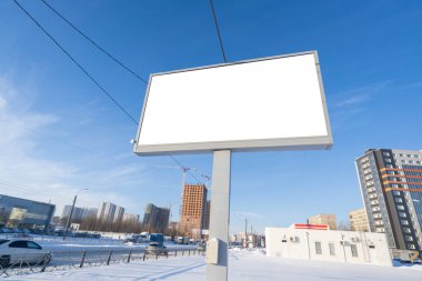 Gökyüzüne karşı ilan panosu. Reklam için model