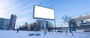 Reklamcılık için reklam panosu maketi. Kışın karda.