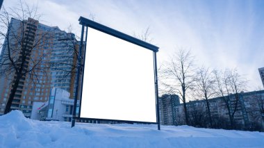 Gökyüzü arkaplanındaki reklam afişleri.