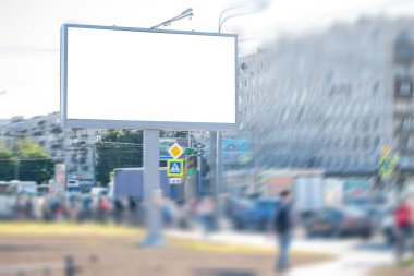 Şehirdeki ilan panosu. Reklam için beyaz reklam alanı. Yol kenarındaki reklam panosu.