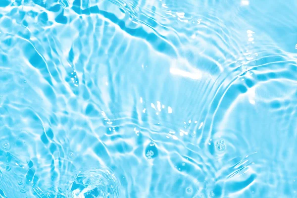 Transparente Blau Gefärbte Textur Der Wasseroberfläche Mit Spritzern Trendige Abstrakte — Stockfoto