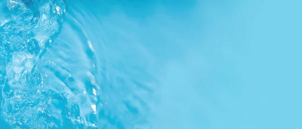 Transparente Blaue Transparente Textur Der Wasseroberfläche Mit Wellen Spritzern Und — Stockfoto