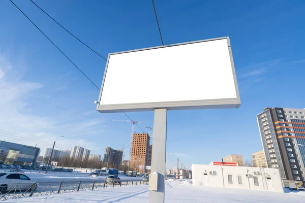 Gökyüzüne karşı ilan panosu. Reklam için model