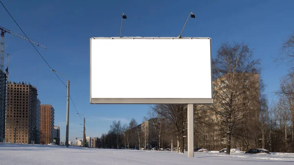 Gökyüzünün arka planında reklam panosu ekranı. Reklam için model