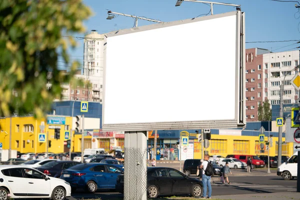 Şehirdeki ilan panosu. Reklam için beyaz reklam alanı. Model reklam panosu