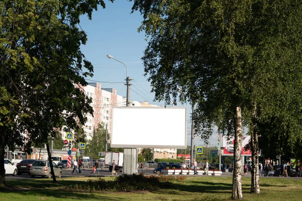 Билборд Стоит Городе Белое Рекламное Поле Рекламы Билборд Против Зелени — стоковое фото