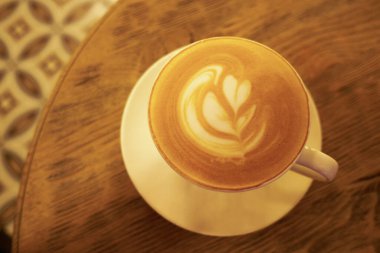 sıcak latte kahve ve bir fincan kapuçino.