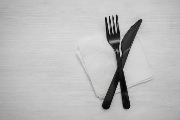 Μαχαιροπίρουνα Πιρούνι Και Μαχαίρι Πλαστικό Μαύρο Λευκό Φόντο Τραπέζι Μια — Φωτογραφία Αρχείου