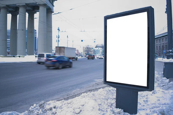 Δημοτική Πινακίδα Κοντά Στο Δρόμο Γκρι Χειμώνα Κάθετη Διαφήμιση Εξωτερική — Φωτογραφία Αρχείου