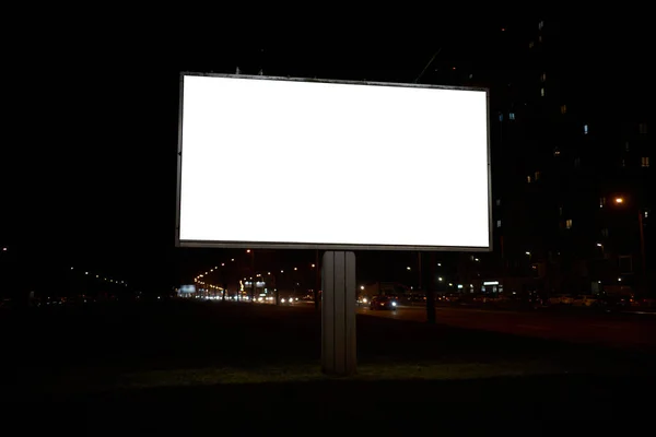 Billboard Pobliżu Drogi Nocnym Mieście Białym Polem Reklamy — Zdjęcie stockowe