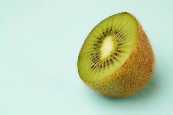 Félig Kivi Zöld Háttérrel Szeletelt Gyümölcs — Stock Fotó