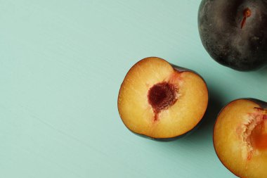 Masada erik var, ikiye bölünmüş.