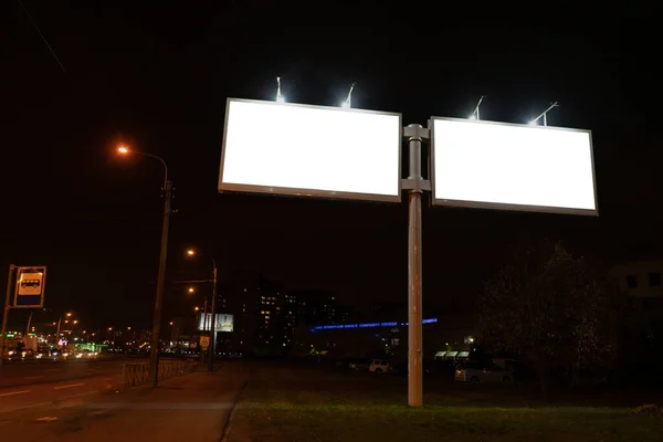 Çift Reklam Panosu Karanlık Bir Gecede Parlar Şehrin Içinde — Stok fotoğraf