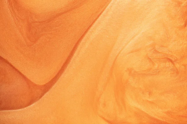 Sarı arka plan boyalı. Soyut Modern Tasarım Ögesi. Sıvı akrilik suya turuncu sarı boya sürer.