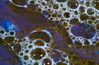 Su yüzeyindeki bir boya damlasının soyut arkaplanı. su kabarcıkları