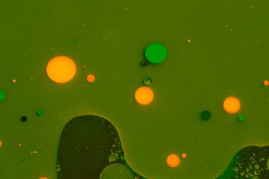 Su yüzeyindeki bir boya damlasının soyut arkaplanı. Suda yeşil