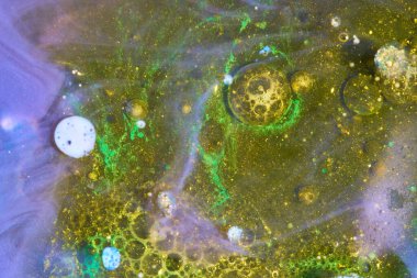 Su yüzeyindeki bir boya damlasının soyut arkaplanı. Su kabarcıkları ve parlak nacre parçacıkları.