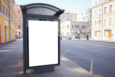 Otobüs durağında dikey reklam panosu reklamı. Reklam pankartlarına yerleştirilmek için beyaz kutu. Yolun yakınındaki şehirde yer alır..