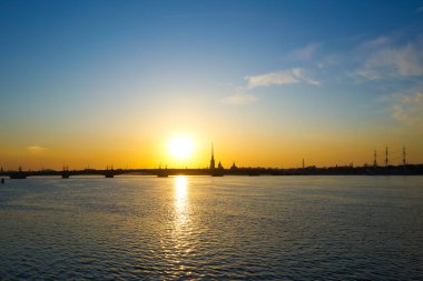 Saint Petersburg nehri üzerinde gün batımı, Peter ve Paul Kulesi manzarası ve yeni lahta kulesi merkezi.