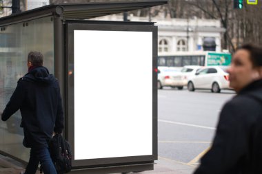 Otobüs durağında dikey reklam panosu reklamı. Reklam pankartlarına yerleştirilmek için beyaz kutu. yol kenarındaki şehirde..
