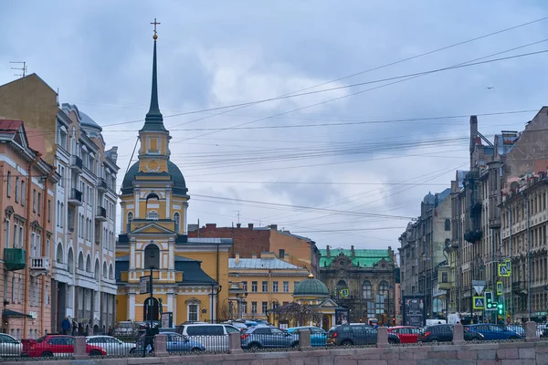 Stadsbild Med Bilar Och Kyrka — Stockfoto