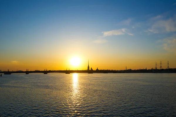 Saint Petersburg nehri üzerinde gün batımı, Peter ve Paul Kulesi manzarası ve yeni lahta kulesi merkezi.