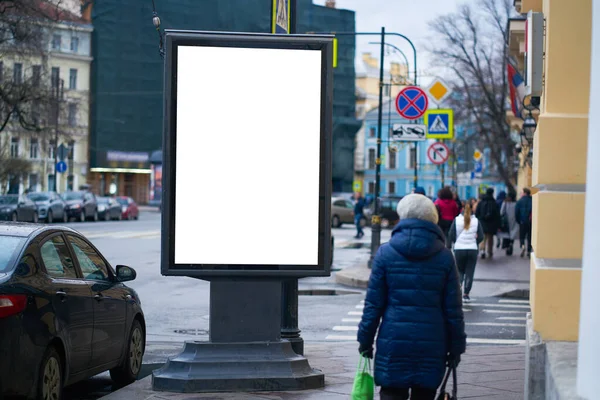 路边垂直广告牌的广告模型 — 图库照片