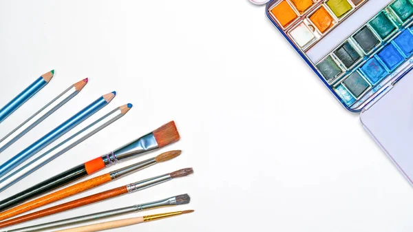 Lapos Laikus Művészeti Anyagok Fehér Papír Bojtok Ceruzák Akvarell Művészeti — Stock Fotó